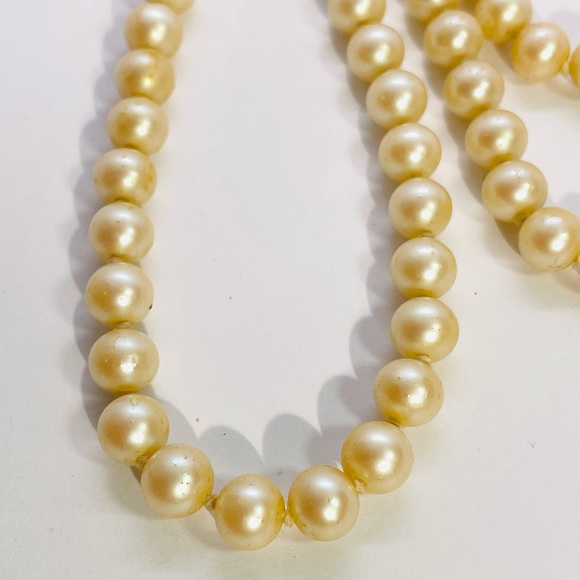Vtg “Givenchy” 1977cream faux pearl hand knotted 26” necklace (showing wear) - Picture 2 of 6